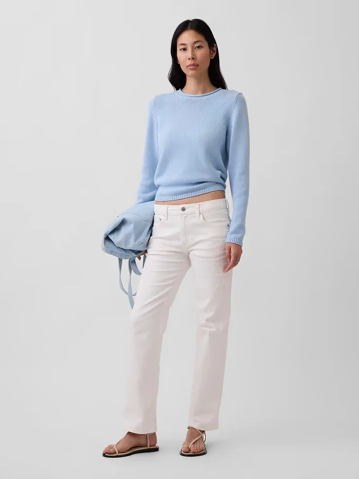 Gap model wearing Mid Rise Relaxed Straight Jeans in Winter White